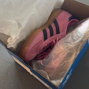 NEW WITHOUT TAGS, NEVER WORN